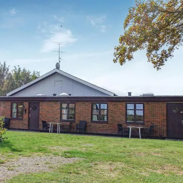 Cozy Apartment In Allinge With Wifi，位于阿灵厄的酒店