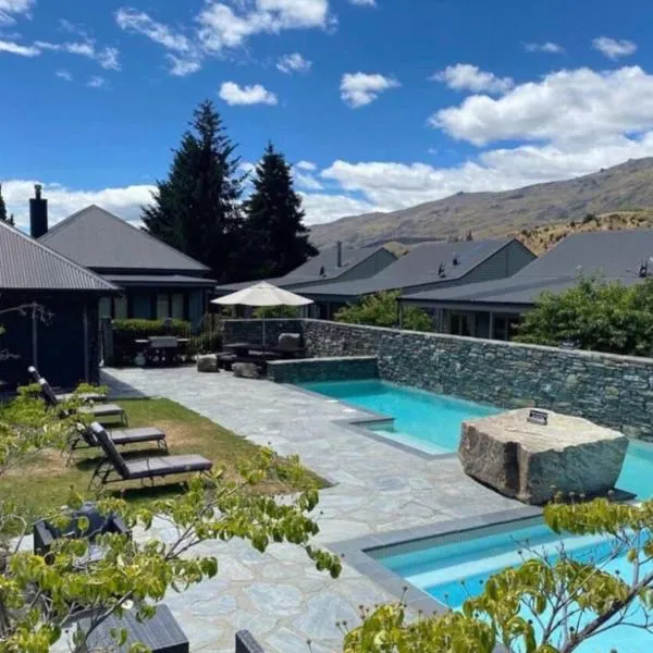 Cardrona Mountain Chalet with Pool and Jacuzzi，位于卡德罗纳的酒店