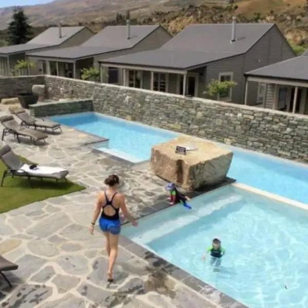 Cardrona Villa with Pool and Jacuzzi，位于卡德罗纳的酒店