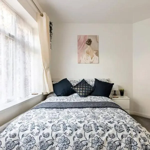 MOYDOM Cosy Apt sleeps 4 with self breakfast & carpark，位于雷德布里奇的酒店