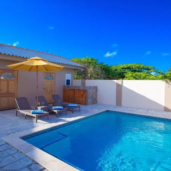 Lovely Caribbean family villa with private pool，位于威廉斯塔德的酒店