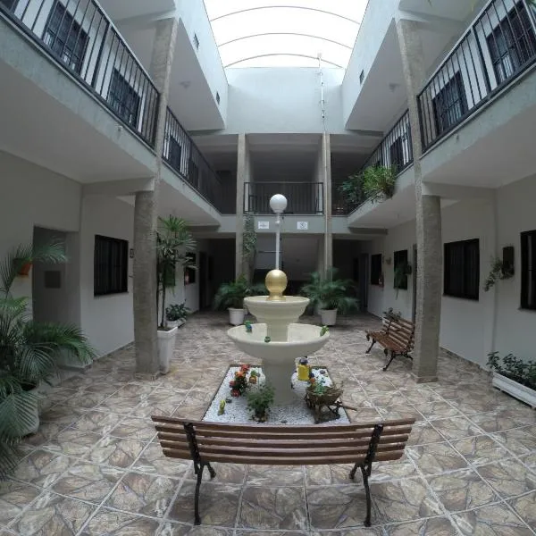 Pousada Golden House - Próxima ao Thermas no Centro de Aguas，位于阿瓜斯-迪圣佩德罗的酒店