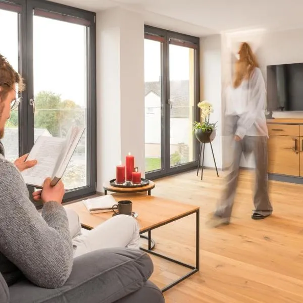 Ferienwohnung im Chaletstil Schlossblick 51 qm Wellness Fitness Sauna Bergrödelhof，位于Feilitzsch的酒店