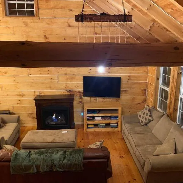 Cozy Creekside Cabin in the heart of Hocking Hills，位于Laurelville的酒店