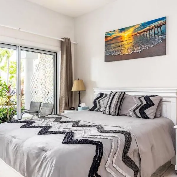 Shore to Please - Large Studio Condo，位于Turtle Cove的酒店