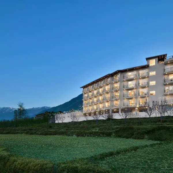 juSTa Grand View Resort & Spa, Manali，位于Haripūr的酒店