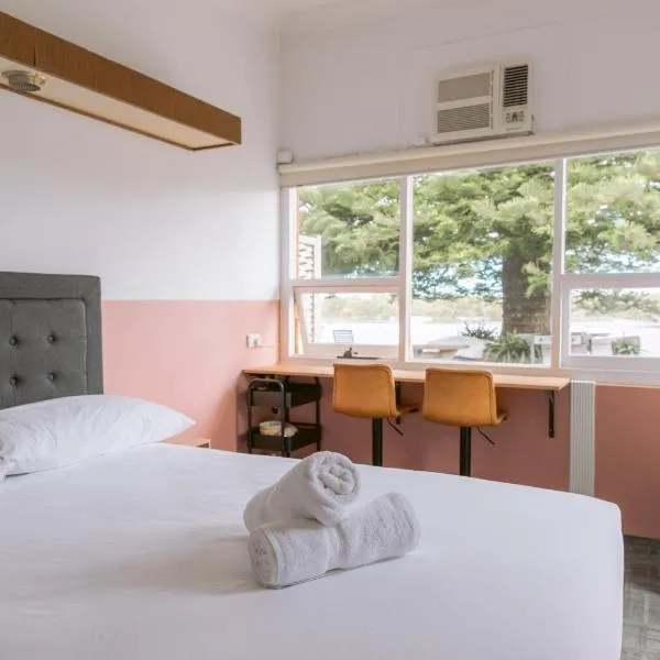Black Swan Waterfront Motel，位于斯旺西的酒店
