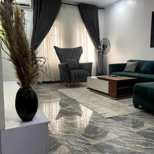 Beautiful 2Br Apt in Ogba, Ikeja, Lagos，位于拉各斯的酒店