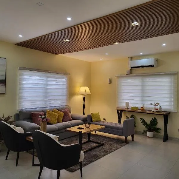 Luxury 3BR Villa w Plunge Pool near SM Batangas City- Instagram-Worthy!，位于八打雁的酒店