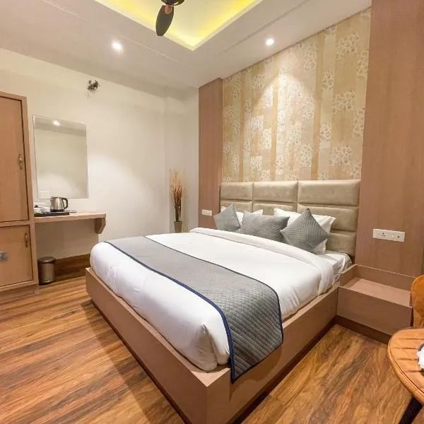 Hotel Crown Savoy, Near Railway Station & GURU NANAK DEV UNIVERSITY，位于Atāri的酒店