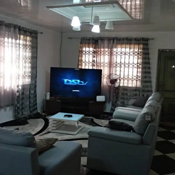 Well presented apartment with 2 master bedrooms.，位于弗里敦的酒店