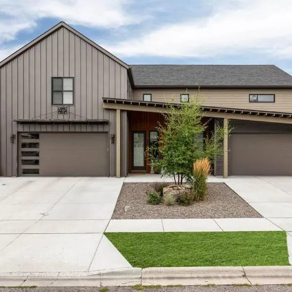 Luxury Townhome on the Park with Bridger Mtn Views，位于博兹曼的酒店