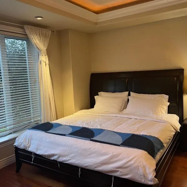 Lucky suite, two-bedroom suite with independent entrance in Richmond close to YVR，位于里士满的酒店