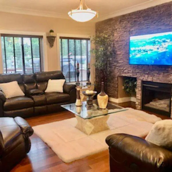 Luxury 3700 sq/ 5 bedroom/ jettedtub/ 4 fireplaces，位于埃德蒙顿的酒店