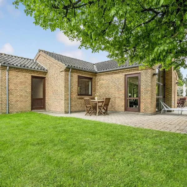 Three-Bedroom Holiday Home In Ebeltoft，位于埃贝尔托夫特的酒店