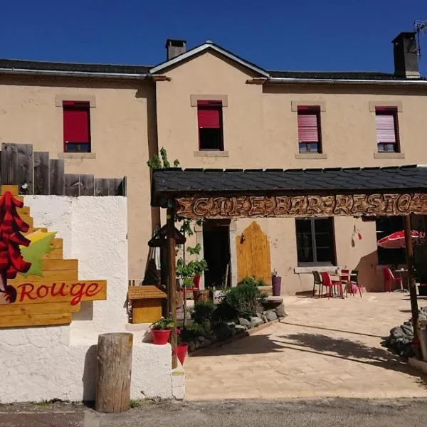 Le sapin rouge, chambres d'hôtes - restaurant - bar，位于Rodome的酒店