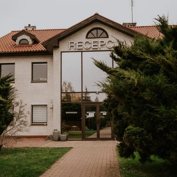 花园酒店，位于Dobroszyce的酒店