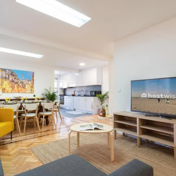 Host Wise - Spacious Fresh Flat w Terrace - Near Sea，位于埃斯平霍的酒店