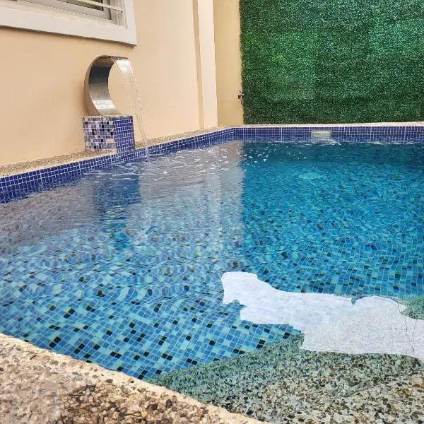 Luxury 3BR Villa w Plunge Pool near SM Batangas City- Instagram-Worthy!，位于Ibaan的酒店