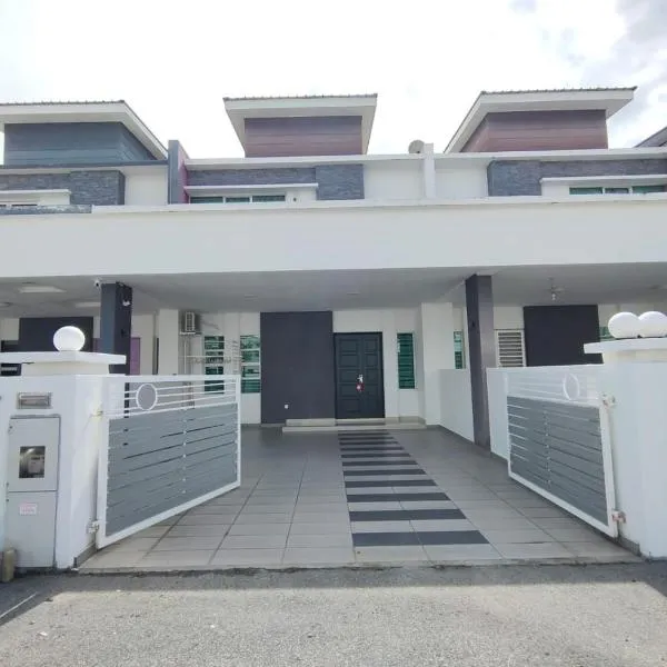 Setia Home Sitiawan KTV 12+4 Pax，位于实兆远的酒店