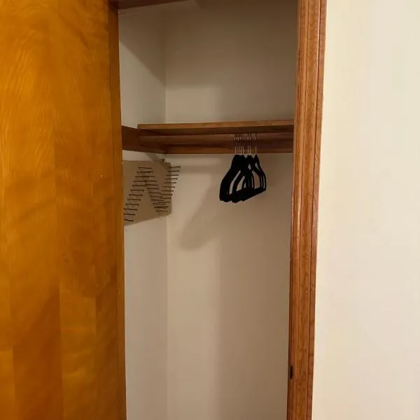 M1 Queen Size BedRoom with desk near Rutgers U & hospitals,位于新不伦瑞克的酒店