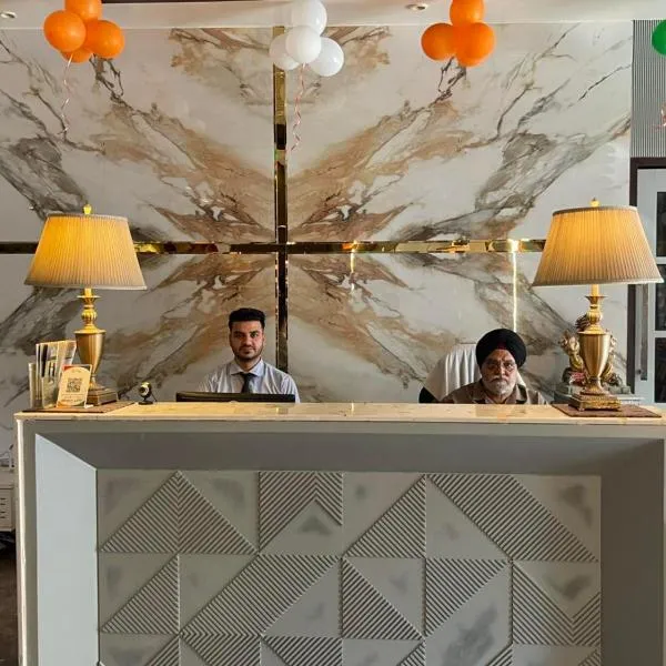 Green Hotel & Restaurant，位于Dīnānagar的酒店