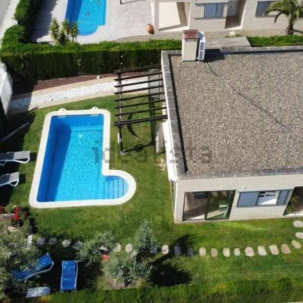 Villa lujosa con spa, piscina y sala de juegos PRIVADOS，位于Mont-roig del Camp的酒店