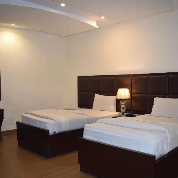 Hotel SR Lounge Multan，位于木尔坦的酒店