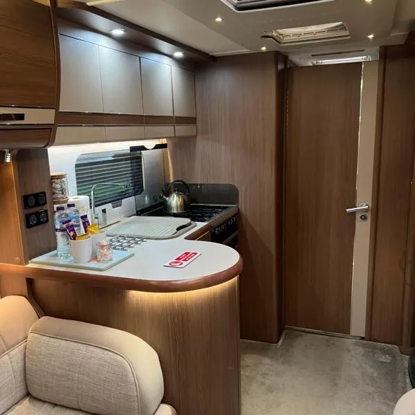 Self Contained Holiday Home Caravan，位于科舍姆的酒店