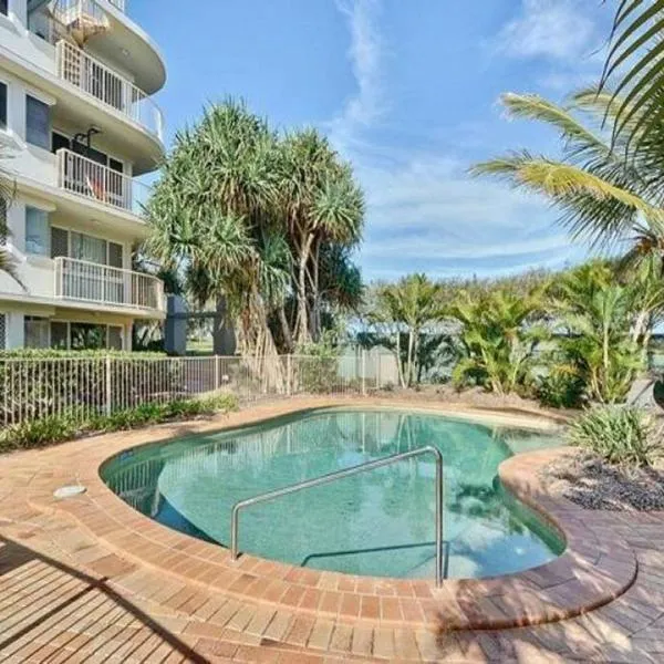 Kawana Waters Ocean Front Unit-Surfside Resort Sunshine Coast，位于巴迪纳的酒店