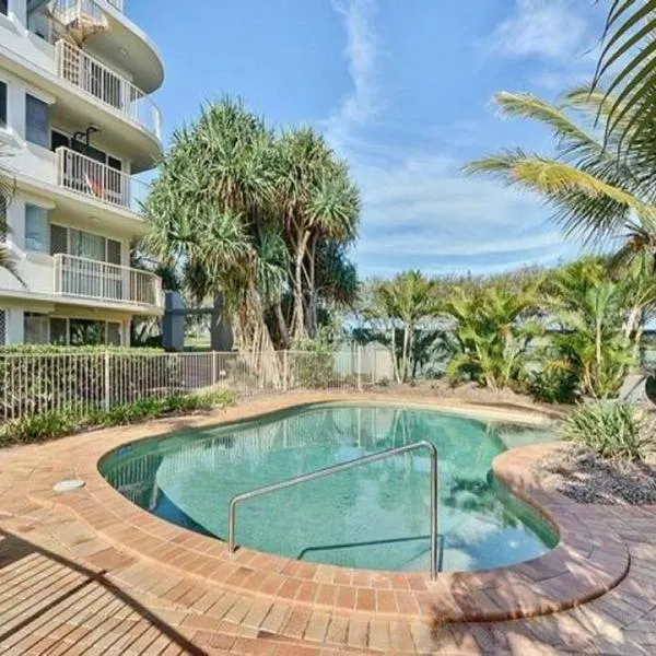 Kawana Waters Ocean Front Unit- Sunshine Coast，位于巴迪纳的酒店