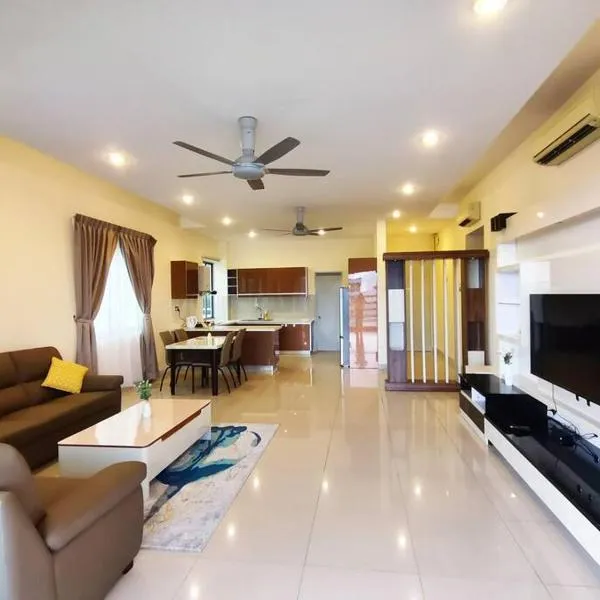 Deluxe Sunrise Suite 3 bedroom Loft B side seaview above Imago Shopping Mall，位于哥打京那巴鲁的酒店
