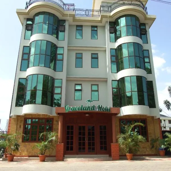 格雷斯兰德酒店，位于Ngateu的酒店