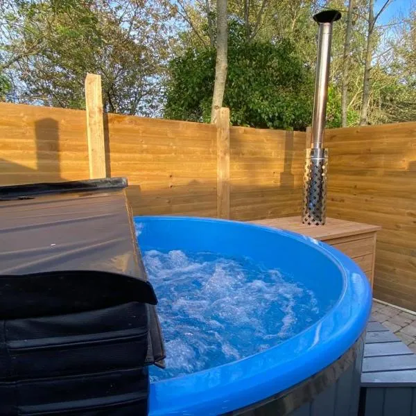 The Secret Garden - Hot Tub North Coast Stay，位于Kilrea的酒店