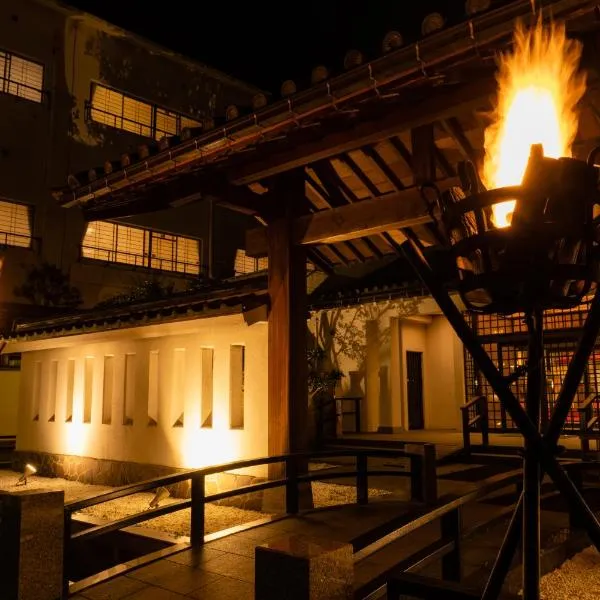 Hotel Hoho "A hotel overlooking the Echigo Plain and the Yahiko mountain range" formerly Hotel Oohashi Yakata-no-Yu，位于新泻的酒店