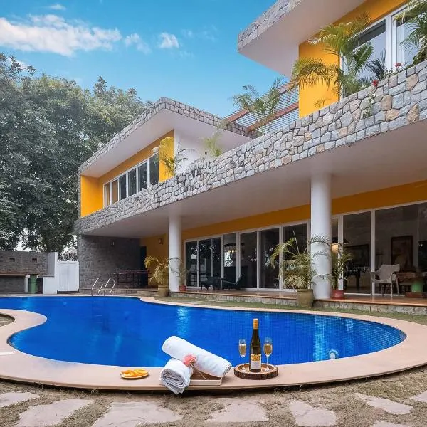 StayVista at The Hideout with private outdoor pool，位于Shāhābād的酒店