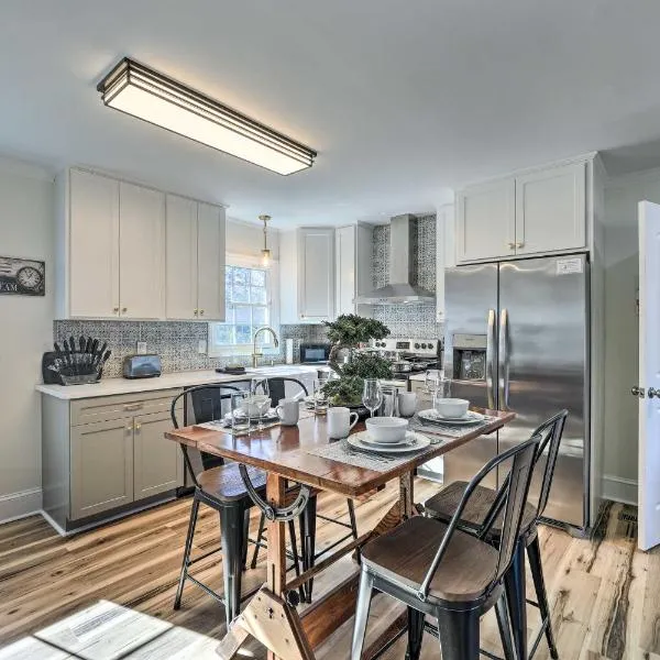 Family-Friendly New Bern Home with Backyard!，位于新伯尔尼的酒店