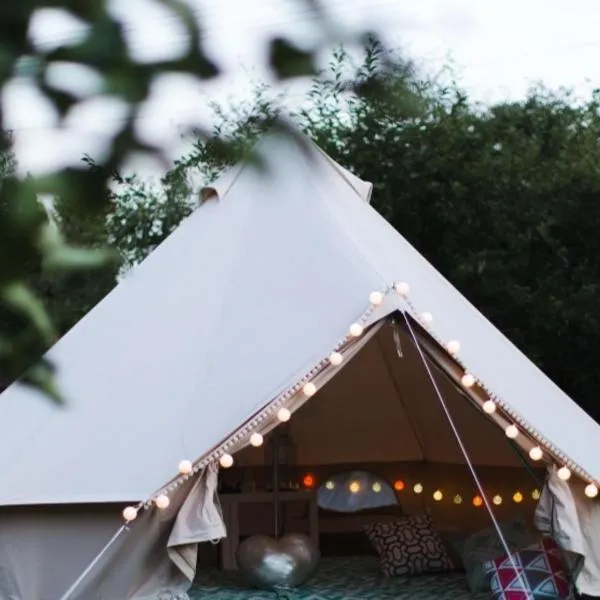 Wildberry glamping，位于Rânes的酒店