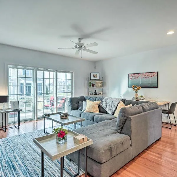 Rehoboth Beach Townhome with Porch and Pool Access，位于柏斯海滩的酒店