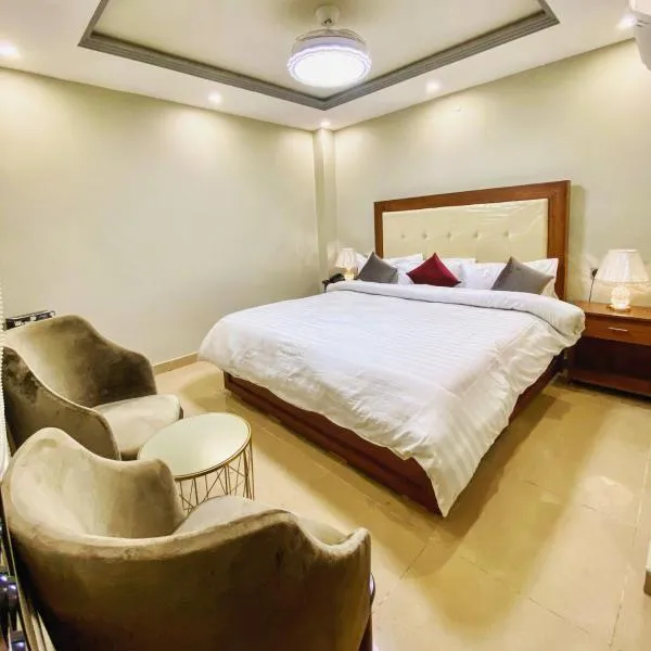 Grand Luxury Hotel Multan，位于木尔坦的酒店