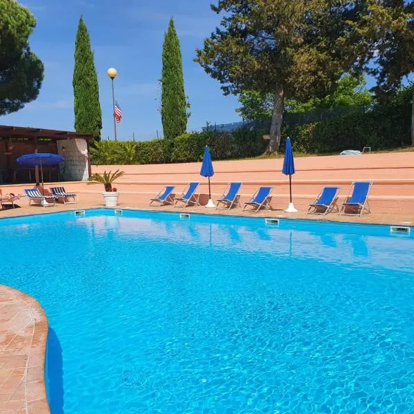 Toscana Holiday Village，位于蒙托波利因瓦尔达尔诺的酒店