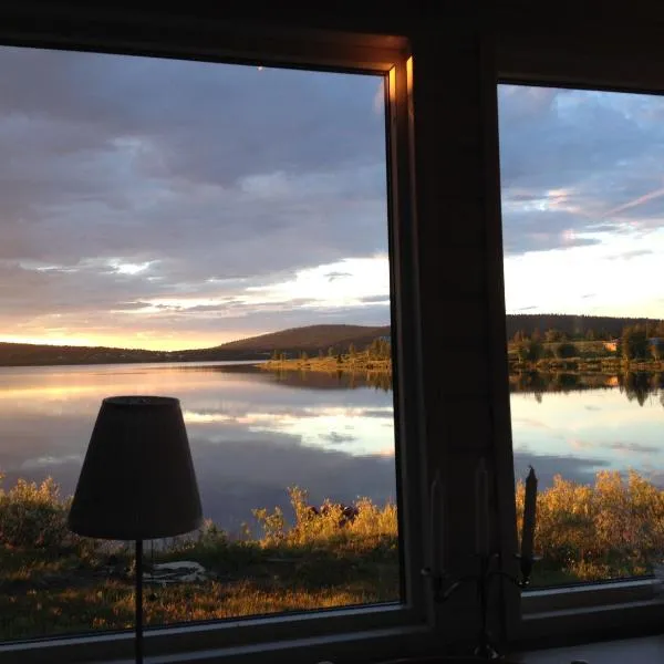 Lakeside cottage in Lapland with great view，位于Skaulo的酒店