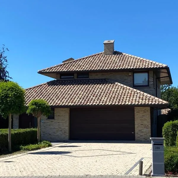 Modern Spanish Hacienda - 10km from the coast，位于伊赫特赫姆的酒店