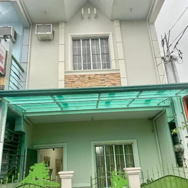 Townhouse Apartment near SM City Lucena，位于卢塞纳的酒店