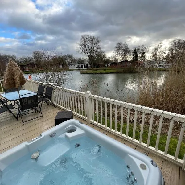 Luxury Lakeside Lodge L2 with Hot tub situated at Tattershall Lakes Country Park，位于塔特舍尔的酒店