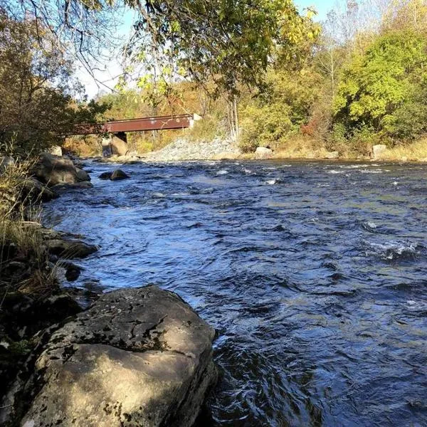 La cachette de la rivière au saumon et spa，位于La Patrie的酒店