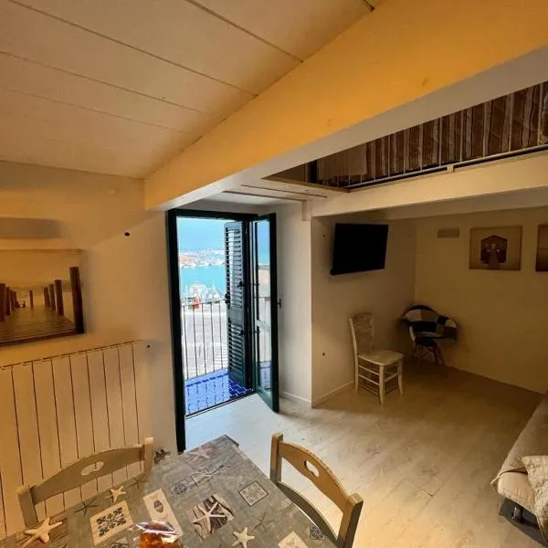La dimora sul porto，位于泰尔莫利的酒店