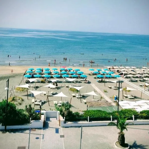 Baron Beach Hotel，位于Santi Cosma e Damiano的酒店