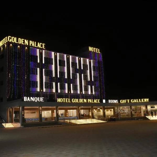 HOTEL GOLDEN PALACE & ROOMS，位于Rawālia的酒店