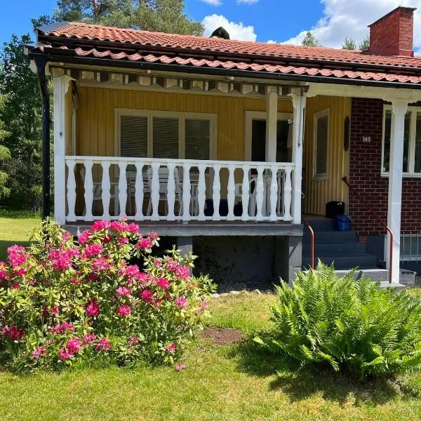 typical Swedish cosy holiday house in Målilla, Småland，位于马里拉的酒店